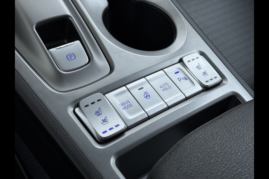 Hyundai Kona EV 64kWh 204pk Premium Warmtepomp Leer Head-Up Display Apple Carplay Android Navi Camera Elektr.Stoelen+Verwarmd+Ventilatie Adap Verwarmd Stuur Pdc Subwoofer Bluetooth Dodehoek detector Privacy Glas Rijstrooksensor Origineel Nederlandse EV