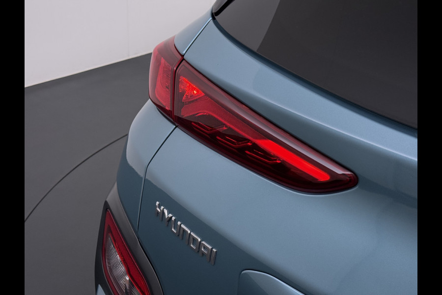Hyundai Kona EV 64kWh 204pk Premium Warmtepomp Leer Head-Up Display Apple Carplay Android Navi Camera Elektr.Stoelen+Verwarmd+Ventilatie Adap Verwarmd Stuur Pdc Subwoofer Bluetooth Dodehoek detector Privacy Glas Rijstrooksensor Origineel Nederlandse EV