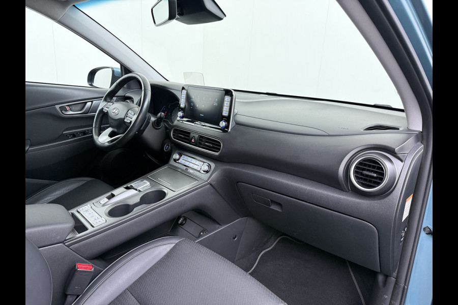 Hyundai Kona EV 64kWh 204pk Premium Warmtepomp Leer Head-Up Display Apple Carplay Android Navi Camera Elektr.Stoelen+Verwarmd+Ventilatie Adap Verwarmd Stuur Pdc Subwoofer Bluetooth Dodehoek detector Privacy Glas Rijstrooksensor Origineel Nederlandse EV