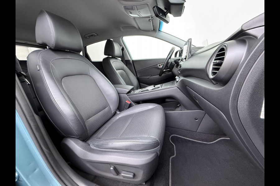 Hyundai Kona EV 64kWh 204pk Premium Warmtepomp Leer Head-Up Display Apple Carplay Android Navi Camera Elektr.Stoelen+Verwarmd+Ventilatie Adap Verwarmd Stuur Pdc Subwoofer Bluetooth Dodehoek detector Privacy Glas Rijstrooksensor Origineel Nederlandse EV