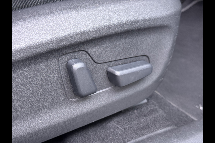 Hyundai Kona EV 64kWh 204pk Premium Warmtepomp Leer Head-Up Display Apple Carplay Android Navi Camera Elektr.Stoelen+Verwarmd+Ventilatie Adap Verwarmd Stuur Pdc Subwoofer Bluetooth Dodehoek detector Privacy Glas Rijstrooksensor Origineel Nederlandse EV