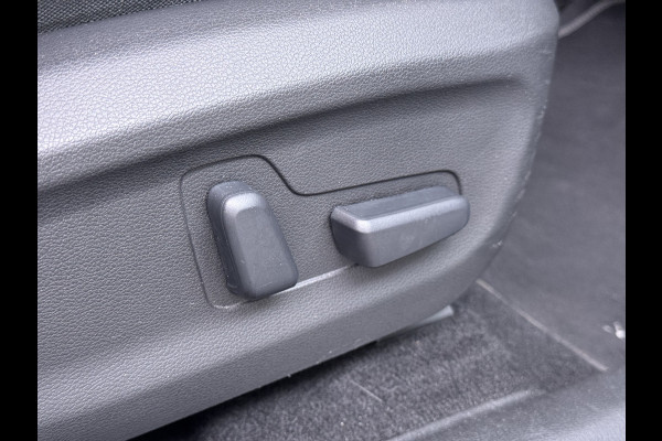 Hyundai Kona EV 64kWh 204pk Premium Warmtepomp Leer Head-Up Display Apple Carplay Android Navi Camera Elektr.Stoelen+Verwarmd+Ventilatie Adap Verwarmd Stuur Pdc Subwoofer Bluetooth Dodehoek detector Privacy Glas Rijstrooksensor Origineel Nederlandse EV