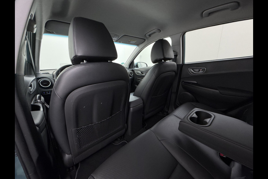 Hyundai Kona EV 64kWh 204pk Premium Warmtepomp Leer Head-Up Display Apple Carplay Android Navi Camera Elektr.Stoelen+Verwarmd+Ventilatie Adap Verwarmd Stuur Pdc Subwoofer Bluetooth Dodehoek detector Privacy Glas Rijstrooksensor Origineel Nederlandse EV