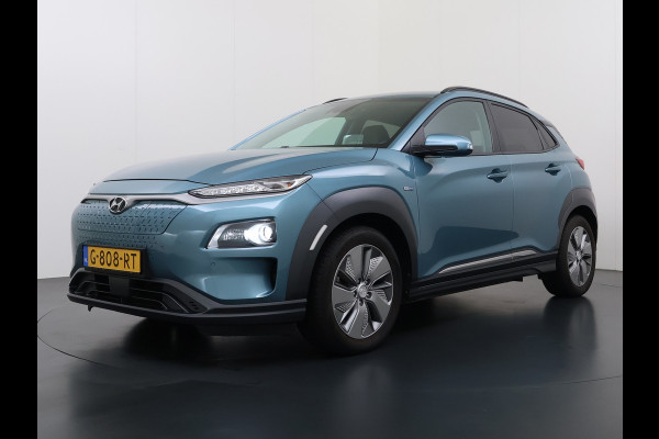 Hyundai Kona EV 64kWh 204pk Premium Warmtepomp Leer Head-Up Display Apple Carplay Android Navi Camera Elektr.Stoelen+Verwarmd+Ventilatie Adap Verwarmd Stuur Pdc Subwoofer Bluetooth Dodehoek detector Privacy Glas Rijstrooksensor Origineel Nederlandse EV