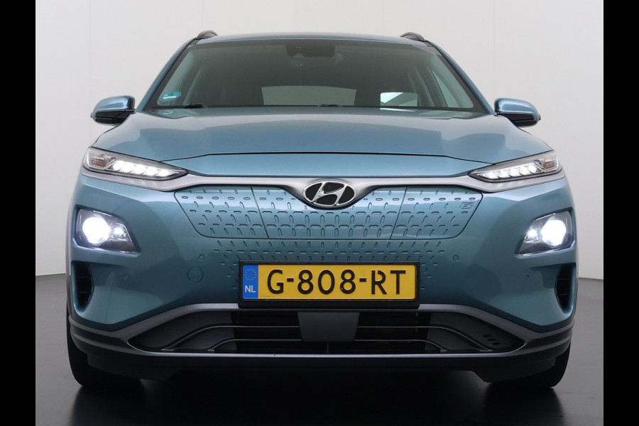 Hyundai Kona EV 64kWh 204pk Premium Warmtepomp Leer Head-Up Display Apple Carplay Android Navi Camera Elektr.Stoelen+Verwarmd+Ventilatie Adap Verwarmd Stuur Pdc Subwoofer Bluetooth Dodehoek detector Privacy Glas Rijstrooksensor Origineel Nederlandse EV