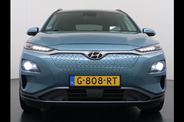 Hyundai Kona EV 64kWh 204pk Premium Warmtepomp Leer Head-Up Display Apple Carplay Android Navi Camera Elektr.Stoelen+Verwarmd+Ventilatie Adap Verwarmd Stuur Pdc Subwoofer Bluetooth Dodehoek detector Privacy Glas Rijstrooksensor Origineel Nederlandse EV