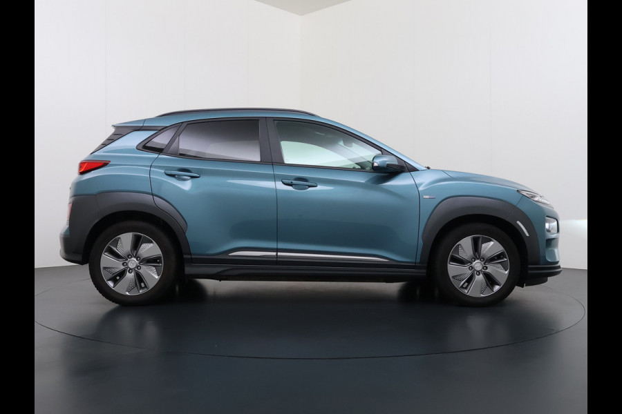 Hyundai Kona EV 64kWh 204pk Premium Warmtepomp Leer Head-Up Display Apple Carplay Android Navi Camera Elektr.Stoelen+Verwarmd+Ventilatie Adap Verwarmd Stuur Pdc Subwoofer Bluetooth Dodehoek detector Privacy Glas Rijstrooksensor Origineel Nederlandse EV