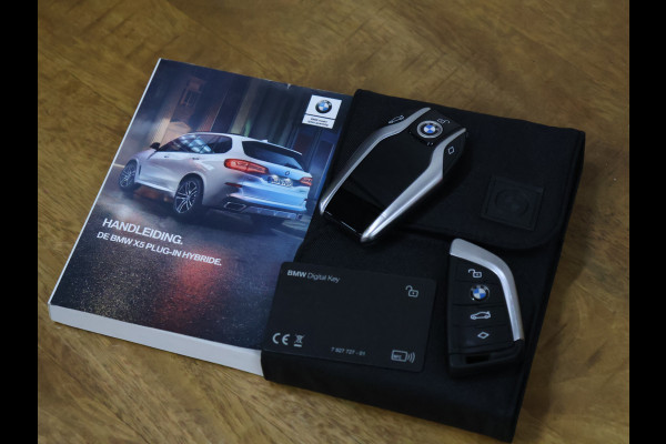 BMW X5 xDrive45e High Executive [SCHUIFDAK, HARMAN KARDON, 360° CAMERA, APPLE CARPLAY, TREKHAAK, LUCHTVERING, ANDROID AUTO, MEMORY SEATS, SFEERVERLICHTING, NIEUWSTAAT]
