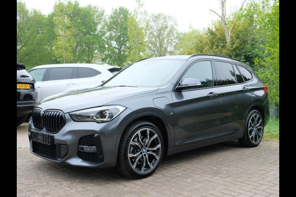 BMW X1 xDrive25e M-sport | PHEV | M pakket | Keyless entry | Camera | Elektrische stoelen met geheugen | Head up Display