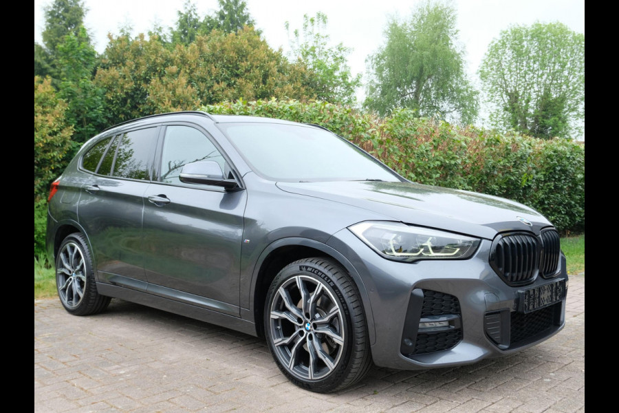 BMW X1 xDrive25e M-sport | PHEV | M pakket | Keyless entry | Camera | Elektrische stoelen met geheugen | Head up Display