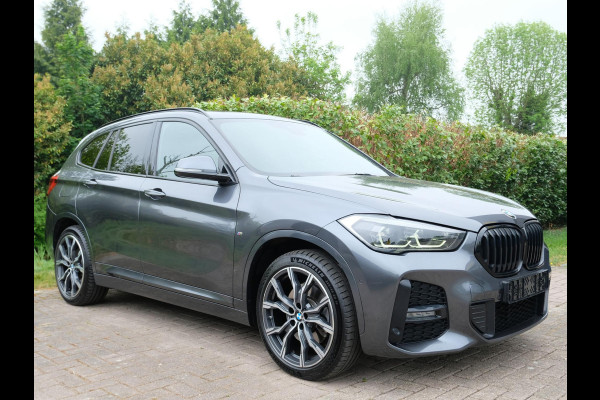 BMW X1 xDrive25e M-sport | PHEV | M pakket | Keyless entry | Camera | Elektrische stoelen met geheugen | Head up Display