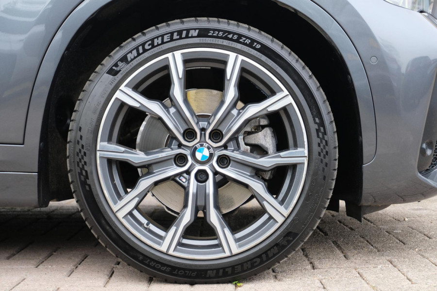 BMW X1 xDrive25e M-sport | PHEV | M pakket | Keyless entry | Camera | Elektrische stoelen met geheugen | Head up Display