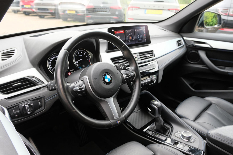BMW X1 xDrive25e M-sport | PHEV | M pakket | Keyless entry | Camera | Elektrische stoelen met geheugen | Head up Display