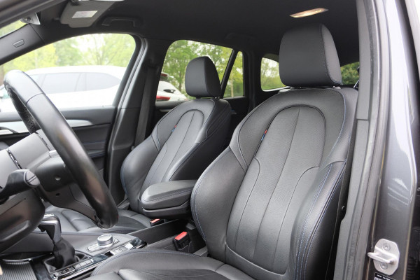 BMW X1 xDrive25e M-sport | PHEV | M pakket | Keyless entry | Camera | Elektrische stoelen met geheugen | Head up Display
