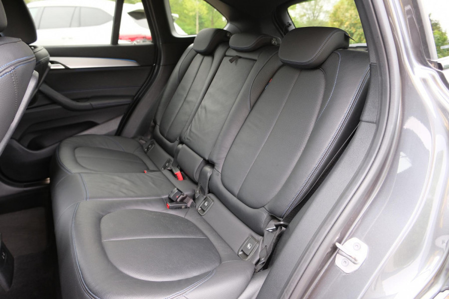 BMW X1 xDrive25e M-sport | PHEV | M pakket | Keyless entry | Camera | Elektrische stoelen met geheugen | Head up Display