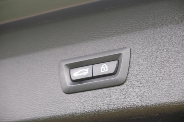 BMW X1 xDrive25e M-sport | PHEV | M pakket | Keyless entry | Camera | Elektrische stoelen met geheugen | Head up Display