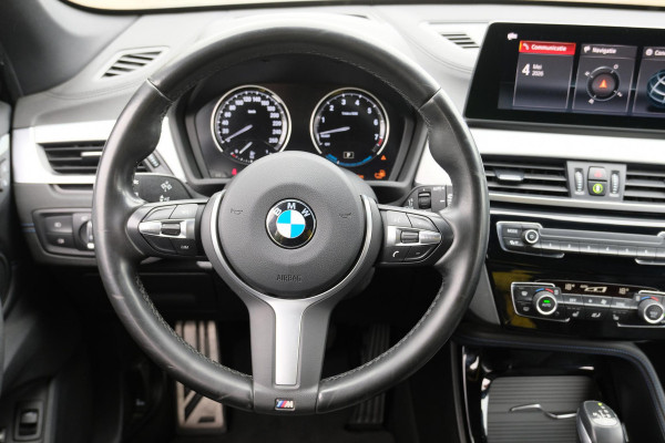 BMW X1 xDrive25e M-sport | PHEV | M pakket | Keyless entry | Camera | Elektrische stoelen met geheugen | Head up Display