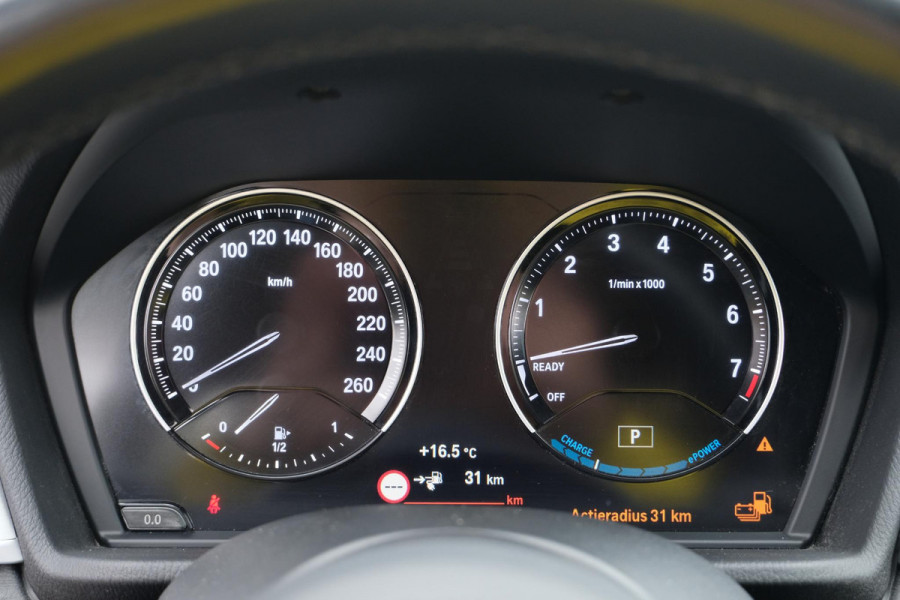 BMW X1 xDrive25e M-sport | PHEV | M pakket | Keyless entry | Camera | Elektrische stoelen met geheugen | Head up Display