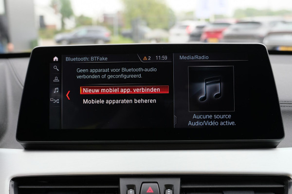 BMW X1 xDrive25e M-sport | PHEV | M pakket | Keyless entry | Camera | Elektrische stoelen met geheugen | Head up Display