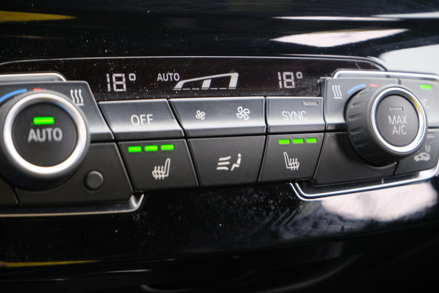 BMW X1 xDrive25e M-sport | PHEV | M pakket | Keyless entry | Camera | Elektrische stoelen met geheugen | Head up Display