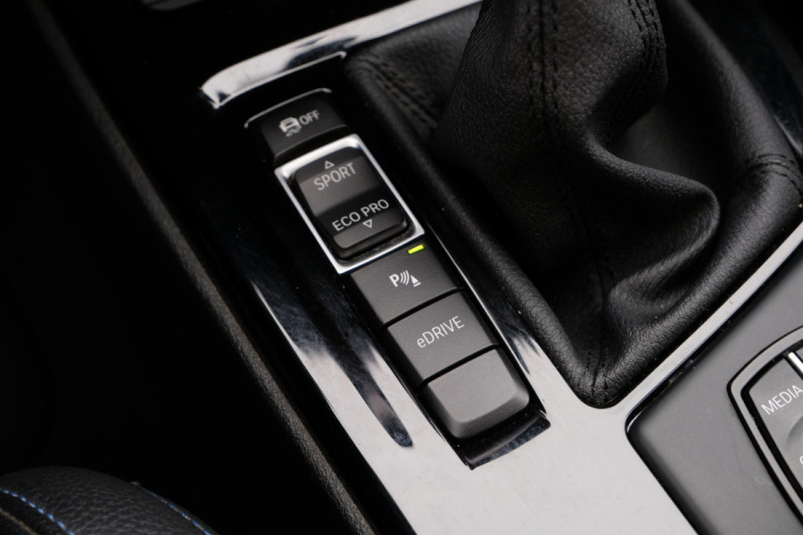 BMW X1 xDrive25e M-sport | PHEV | M pakket | Keyless entry | Camera | Elektrische stoelen met geheugen | Head up Display