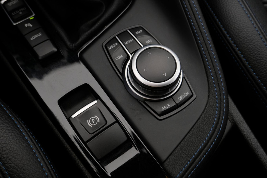 BMW X1 xDrive25e M-sport | PHEV | M pakket | Keyless entry | Camera | Elektrische stoelen met geheugen | Head up Display