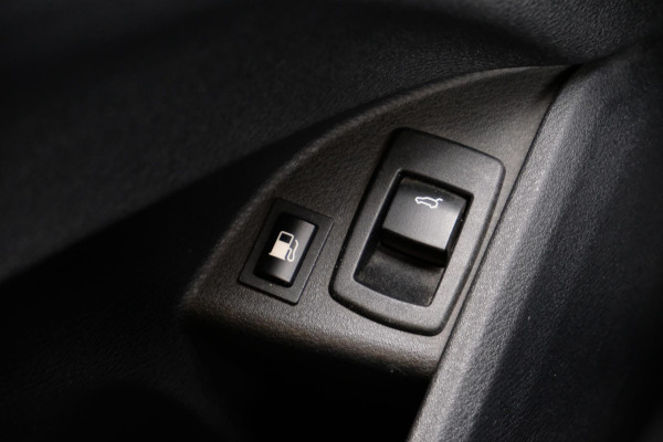 BMW X1 xDrive25e M-sport | PHEV | M pakket | Keyless entry | Camera | Elektrische stoelen met geheugen | Head up Display