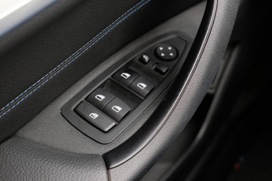 BMW X1 xDrive25e M-sport | PHEV | M pakket | Keyless entry | Camera | Elektrische stoelen met geheugen | Head up Display