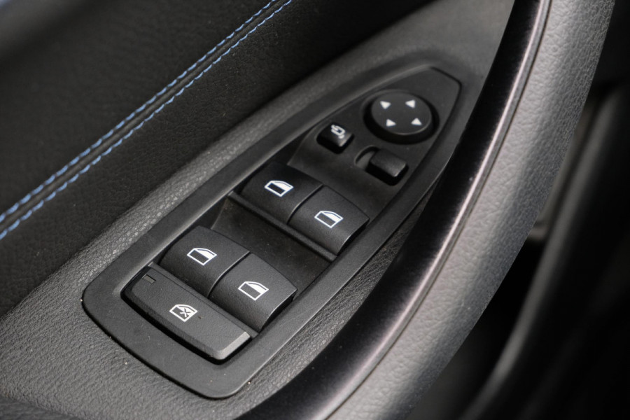 BMW X1 xDrive25e M-sport | PHEV | M pakket | Keyless entry | Camera | Elektrische stoelen met geheugen | Head up Display