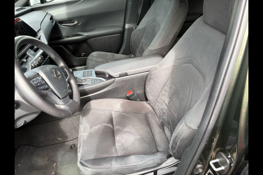 Lexus UX 250h Preference Line | 184pk | Stoel- & Stuurverwarming | Adaptive Cruise | Achteruitrijcamera | 18 Inch |