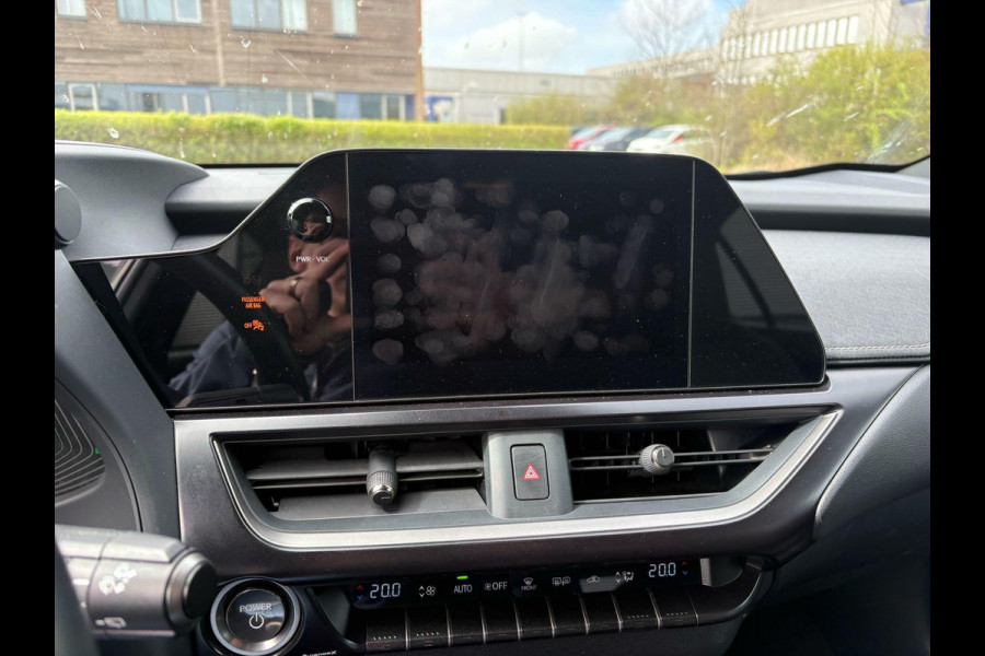 Lexus UX 250h Preference Line | 184pk | Stoel- & Stuurverwarming | Adaptive Cruise | Achteruitrijcamera | 18 Inch |