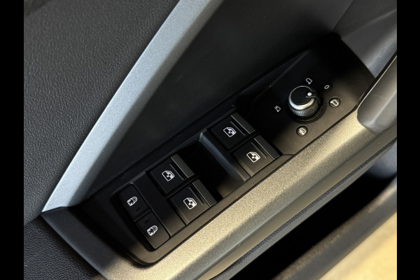 Audi Q3 Sportback 45 TFSI e S-line | Trekhaak | Camera | Chronosgrau | Matrix | Elektr. stoelen | Dodehoek | 1e eigenaar