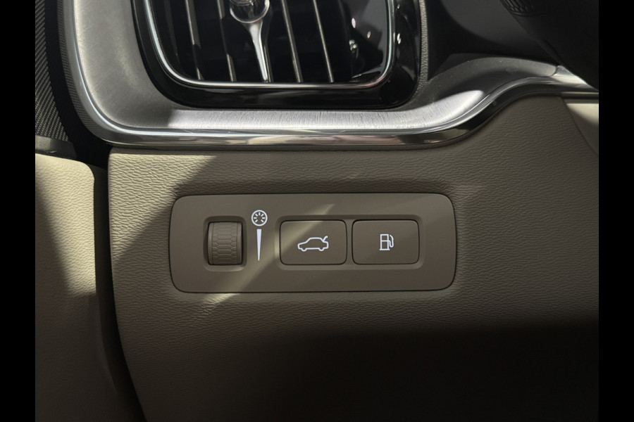 Volvo XC60 2.0 T6 | Pano | Trekhaak | Nieuw model | Thunder Grey | Apple Carplay | Plug-in hyrbid | Camera | Eerste eigenaar