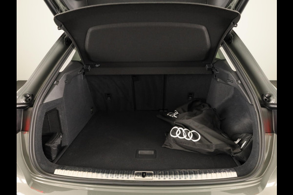 Audi Q3 45 TFSI e S edition 245pk | Trekhaak | Stoelverwarming | Elek. klep | Keyless | ACC | 19inch | S-line Exterieur |