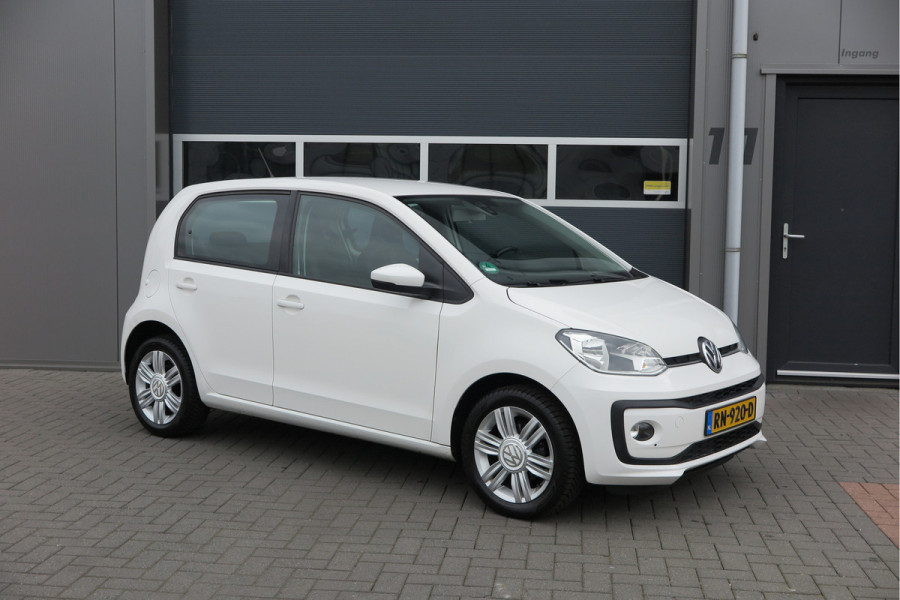Volkswagen up! 1.0 BMT high up! (Facelift) , Cruise control , Parkeersensor, Navi via APP, Lichtmetalen velgen, Telefoon integratie , Nieuwe APK , etc. Onderhoudshistorie vanaf 30.000 km hier volledig bekend en recent.