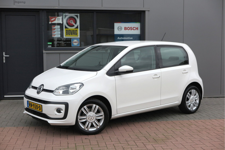 Volkswagen up! 1.0 BMT high up! (Facelift) , Cruise control , Parkeersensor, Navi via APP, Lichtmetalen velgen, Telefoon integratie , Nieuwe APK , etc. Onderhoudshistorie vanaf 30.000 km hier volledig bekend en recent.