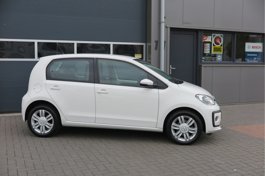 Volkswagen up! 1.0 BMT high up! (Facelift) , Cruise control , Parkeersensor, Navi via APP, Lichtmetalen velgen, Telefoon integratie , Nieuwe APK , etc. Onderhoudshistorie vanaf 30.000 km hier volledig bekend en recent.