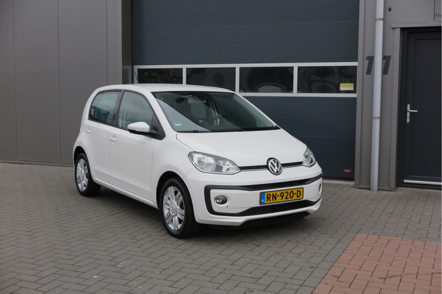 Volkswagen up! 1.0 BMT high up! (Facelift) , Cruise control , Parkeersensor, Navi via APP, Lichtmetalen velgen, Telefoon integratie , Nieuwe APK , etc. Onderhoudshistorie vanaf 30.000 km hier volledig bekend en recent.