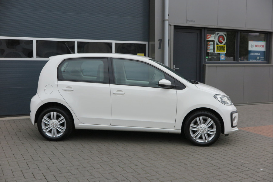 Volkswagen up! 1.0 BMT high up! (Facelift) , Cruise control , Parkeersensor, Navi via APP, Lichtmetalen velgen, Telefoon integratie , Nieuwe APK , etc. Onderhoudshistorie vanaf 30.000 km hier volledig bekend en recent.