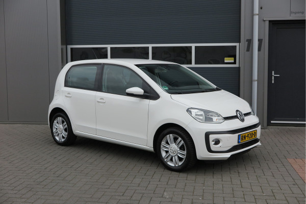 Volkswagen up! 1.0 BMT high up! (Facelift) , Cruise control , Parkeersensor, Navi via APP, Lichtmetalen velgen, Telefoon integratie , Nieuwe APK , etc. Onderhoudshistorie vanaf 30.000 km hier volledig bekend en recent.