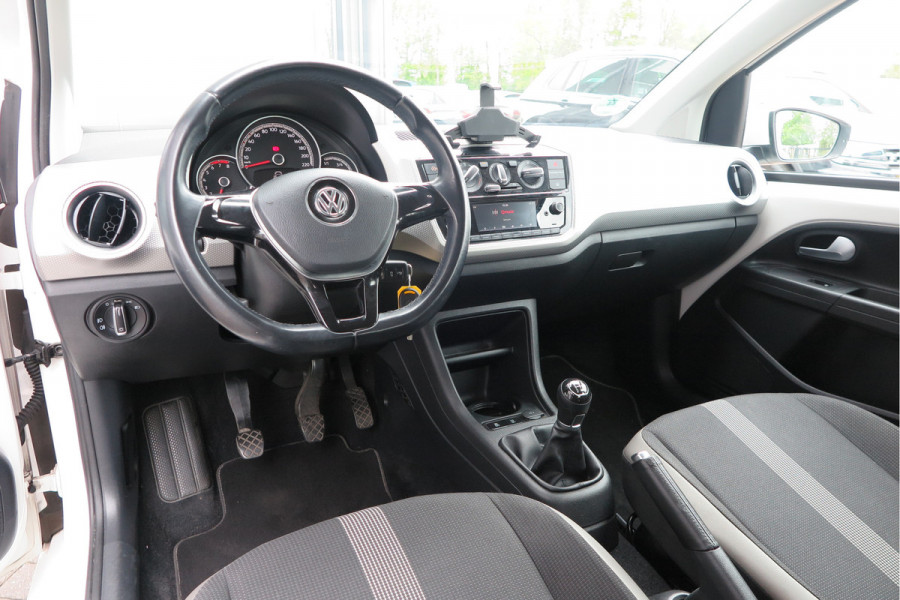 Volkswagen up! 1.0 BMT high up! (Facelift) , Cruise control , Parkeersensor, Navi via APP, Lichtmetalen velgen, Telefoon integratie , Nieuwe APK , etc. Onderhoudshistorie vanaf 30.000 km hier volledig bekend en recent.