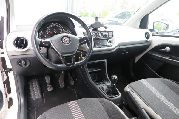 Volkswagen up! 1.0 BMT high up! (Facelift) , Cruise control , Parkeersensor, Navi via APP, Lichtmetalen velgen, Telefoon integratie , Nieuwe APK , etc. Onderhoudshistorie vanaf 30.000 km hier volledig bekend en recent.