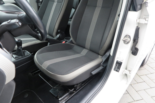 Volkswagen up! 1.0 BMT high up! (Facelift) , Cruise control , Parkeersensor, Navi via APP, Lichtmetalen velgen, Telefoon integratie , Nieuwe APK , etc. Onderhoudshistorie vanaf 30.000 km hier volledig bekend en recent.
