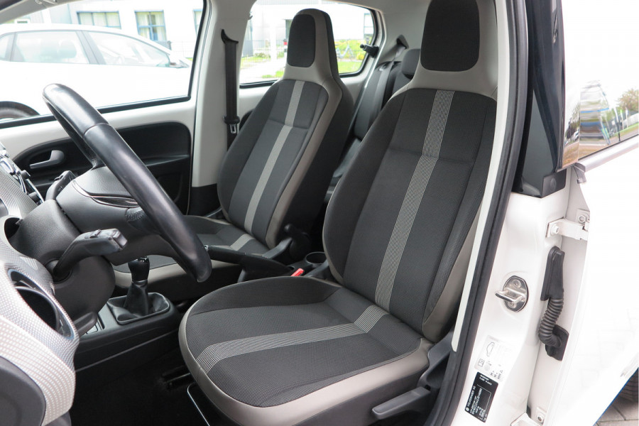 Volkswagen up! 1.0 BMT high up! (Facelift) , Cruise control , Parkeersensor, Navi via APP, Lichtmetalen velgen, Telefoon integratie , Nieuwe APK , etc. Onderhoudshistorie vanaf 30.000 km hier volledig bekend en recent.