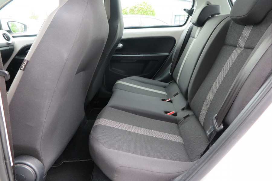 Volkswagen up! 1.0 BMT high up! (Facelift) , Cruise control , Parkeersensor, Navi via APP, Lichtmetalen velgen, Telefoon integratie , Nieuwe APK , etc. Onderhoudshistorie vanaf 30.000 km hier volledig bekend en recent.