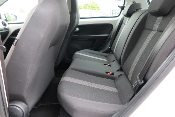 Volkswagen up! 1.0 BMT high up! (Facelift) , Cruise control , Parkeersensor, Navi via APP, Lichtmetalen velgen, Telefoon integratie , Nieuwe APK , etc. Onderhoudshistorie vanaf 30.000 km hier volledig bekend en recent.