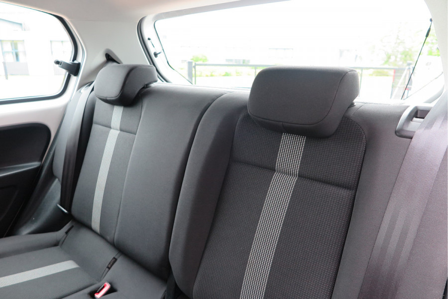 Volkswagen up! 1.0 BMT high up! (Facelift) , Cruise control , Parkeersensor, Navi via APP, Lichtmetalen velgen, Telefoon integratie , Nieuwe APK , etc. Onderhoudshistorie vanaf 30.000 km hier volledig bekend en recent.