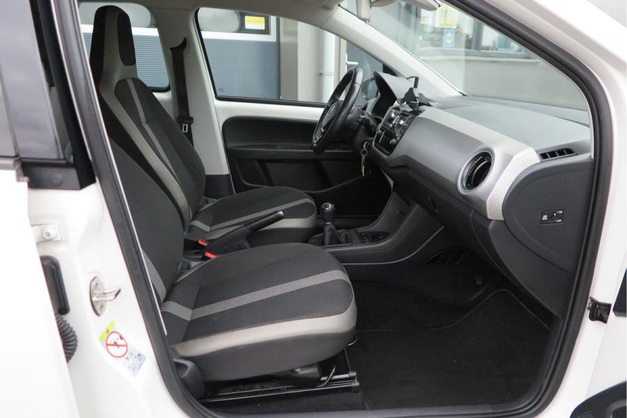 Volkswagen up! 1.0 BMT high up! (Facelift) , Cruise control , Parkeersensor, Navi via APP, Lichtmetalen velgen, Telefoon integratie , Nieuwe APK , etc. Onderhoudshistorie vanaf 30.000 km hier volledig bekend en recent.
