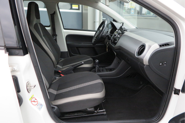 Volkswagen up! 1.0 BMT high up! (Facelift) , Cruise control , Parkeersensor, Navi via APP, Lichtmetalen velgen, Telefoon integratie , Nieuwe APK , etc. Onderhoudshistorie vanaf 30.000 km hier volledig bekend en recent.