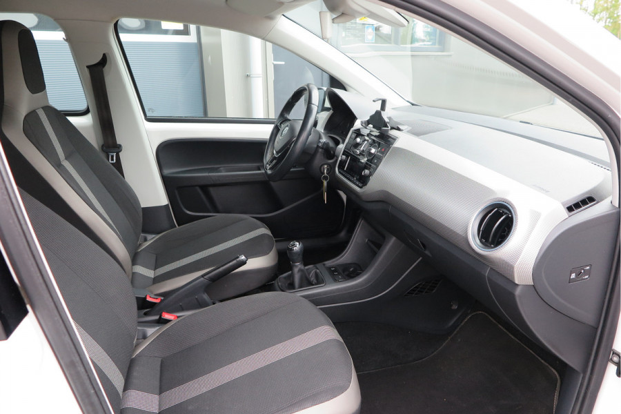 Volkswagen up! 1.0 BMT high up! (Facelift) , Cruise control , Parkeersensor, Navi via APP, Lichtmetalen velgen, Telefoon integratie , Nieuwe APK , etc. Onderhoudshistorie vanaf 30.000 km hier volledig bekend en recent.